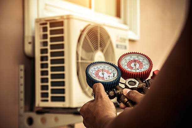Professional Hvac Maintenance technician working in Dallas, TX